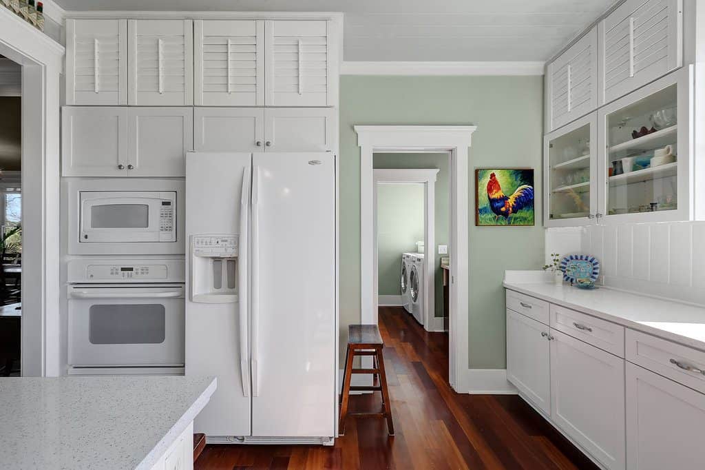 white coastal farmhouse kitchen