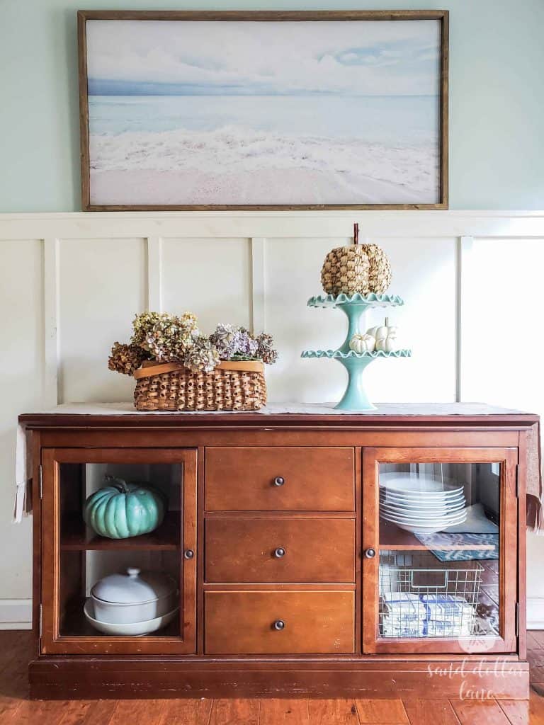 Simple Coastal Style Fall Dining Room - Sand Dollar Lane #coastalfall #coastalstyle #coastalfarmhouse