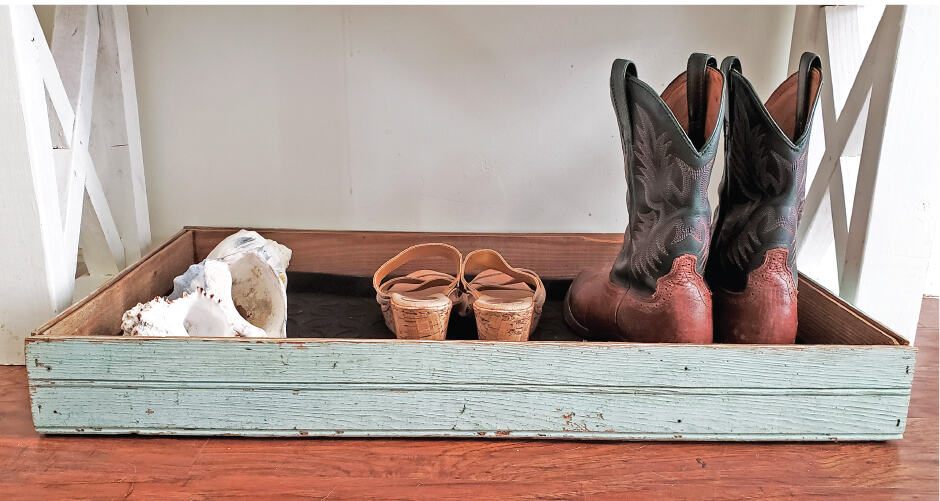 DIY Boot tray to organize your entryway