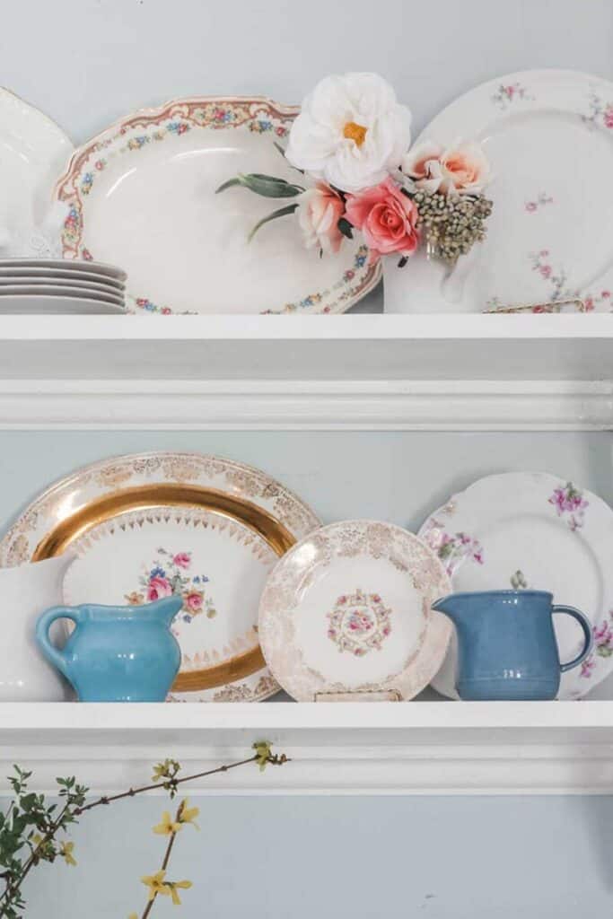 vintage plates on open kitchen shelving